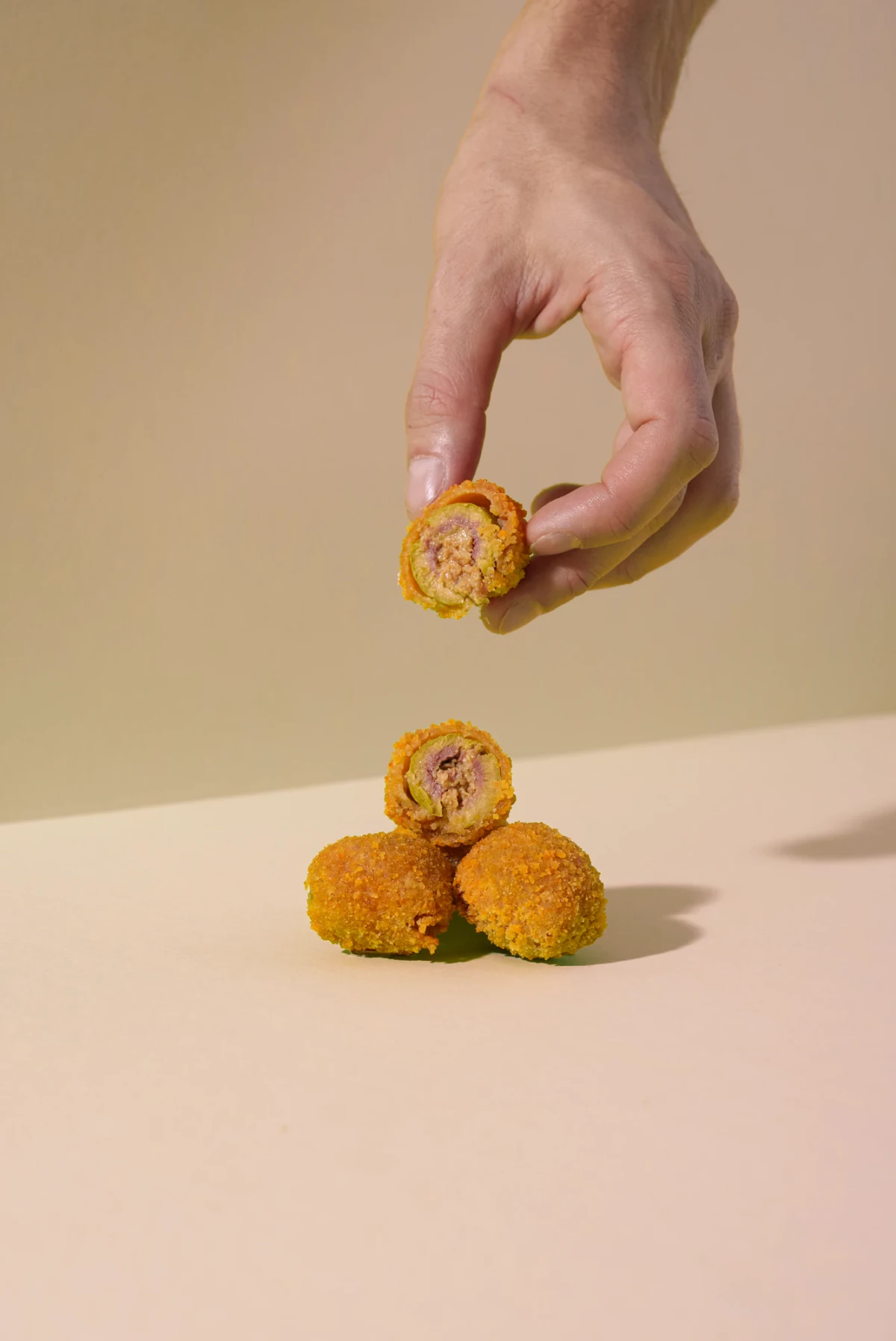 Olive ascolane panate, con il ripieno di carne visibile al taglio