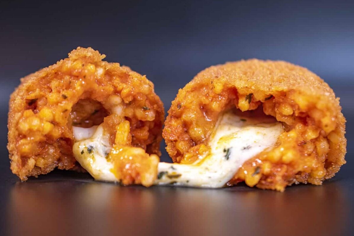 Supplì classico al basilico col cuore di mozzarella